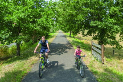 Famille à vélo sur la Piste Verte - Agrandir l'image 4 sur 9, fenêtre modale
