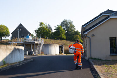 Technicien assainissement en intervention - Agrandir l'image 2 sur 3, fenêtre modale