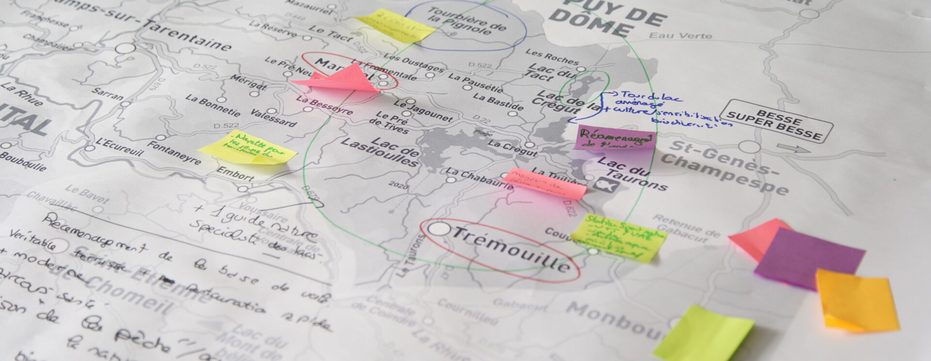 Photo d'un plan du territoire avec post-it de travail