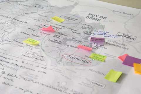 Photo d'un plan du territoire avec post-it de travail