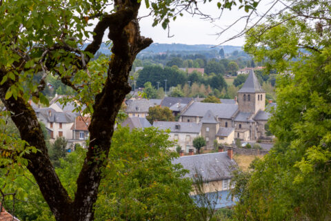 Vue sur les toits du bourg de Lanobre
