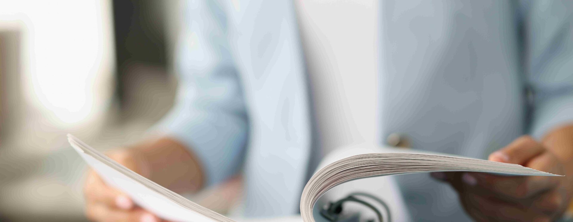 Personne consultant un classeur administratif